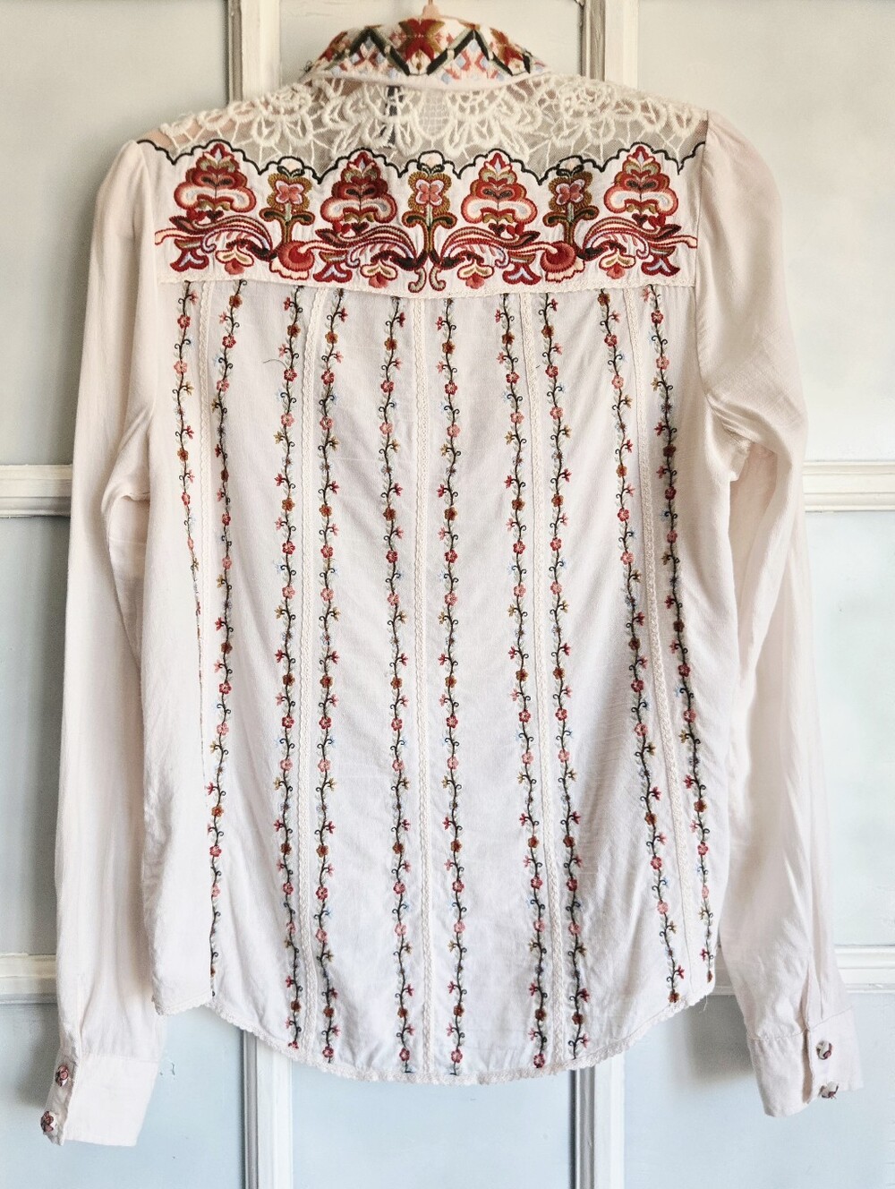 Anthropologie Akemi + Kin Boullion Floral Embroidered Crochet Lace Button Down 6 - Picture 4 of 14